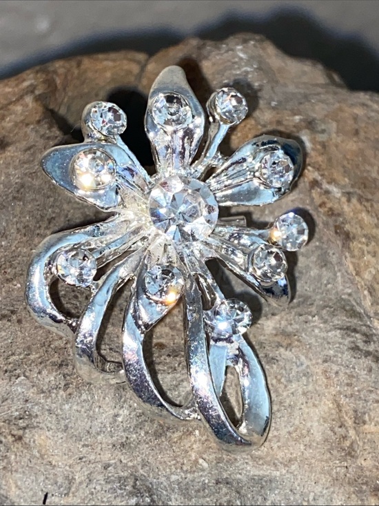 Unbranded Jewelry - 5/$10❤️❤️❤️ Silver Tone Zinc Alloy Crystal Flower Broach